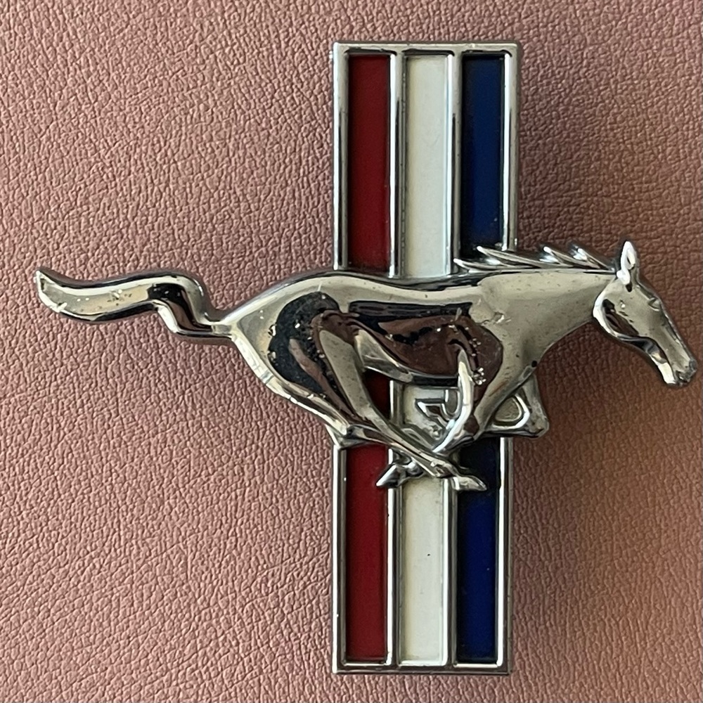 MUSTANG original badge - right.